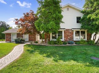 15469 Clover Ridge Dr, Chesterfield, MO 63017