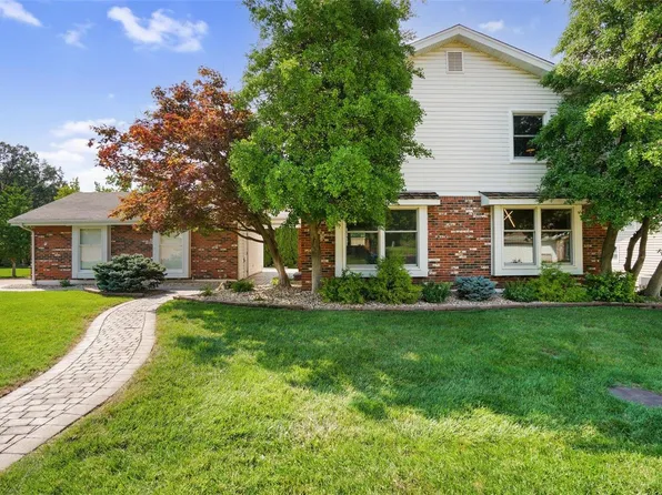 15469 Clover Ridge Dr, Chesterfield, MO 63017