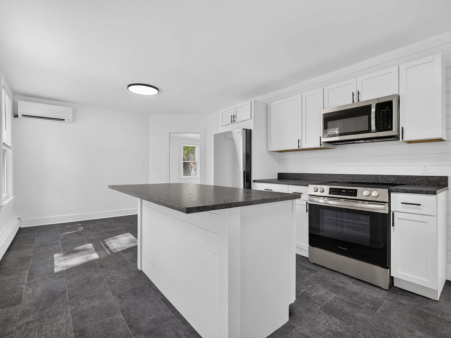 2 bed, 912 sqft, $3,700 — Photo 2