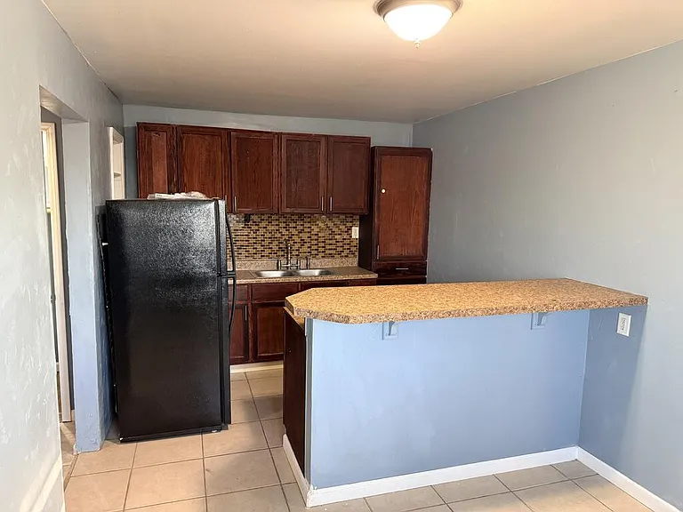 1120 W 5th St — Photo 3