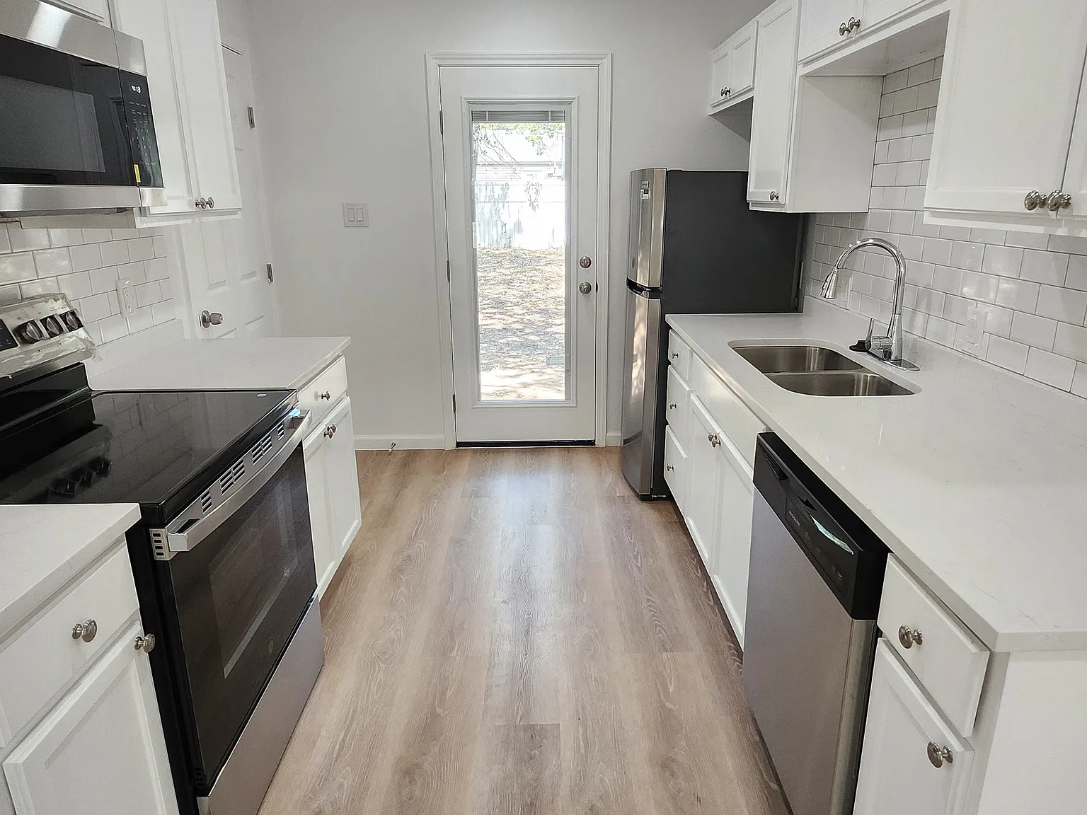 3 bed, 1200 sqft, $1,895 — Photo 2