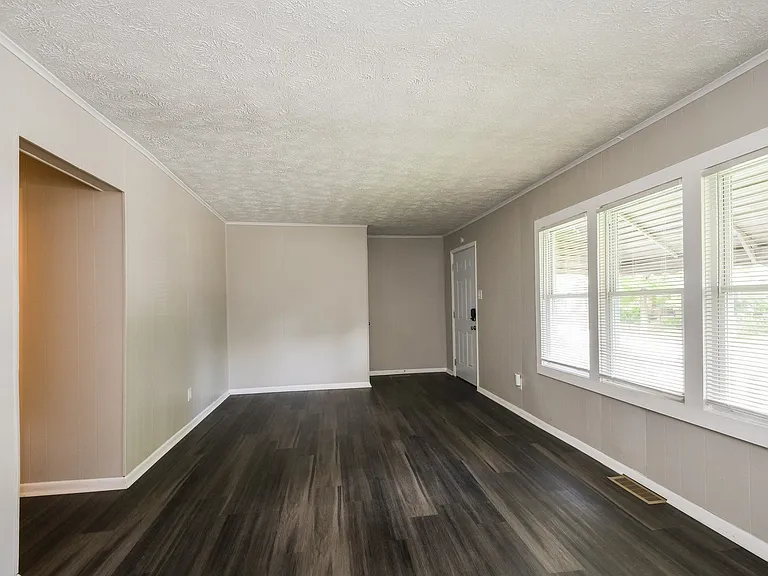 1525257_019_living_room_12991444.jpg