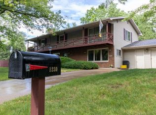 1230 Sunset Dr, Platteville, WI 53818