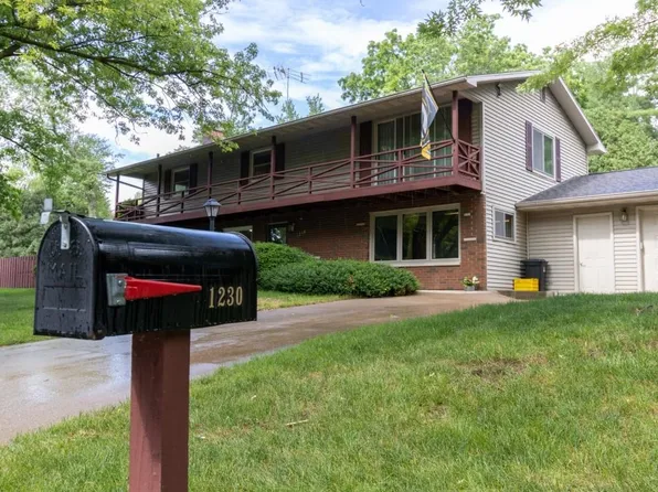 1230 Sunset Dr, Platteville, WI 53818