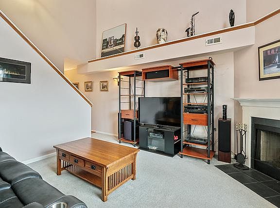 4th image of 909 Lauren Ct