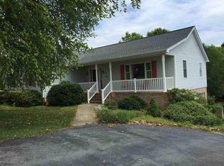 32 Windmill Ln, Stuarts Draft, VA 24477