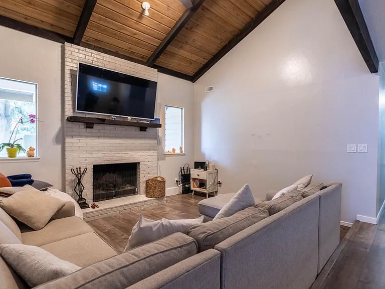 756 N Dogwood Pl — Photo 1
