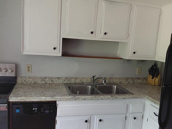 3rd image of 4917 Woodcrest Rd