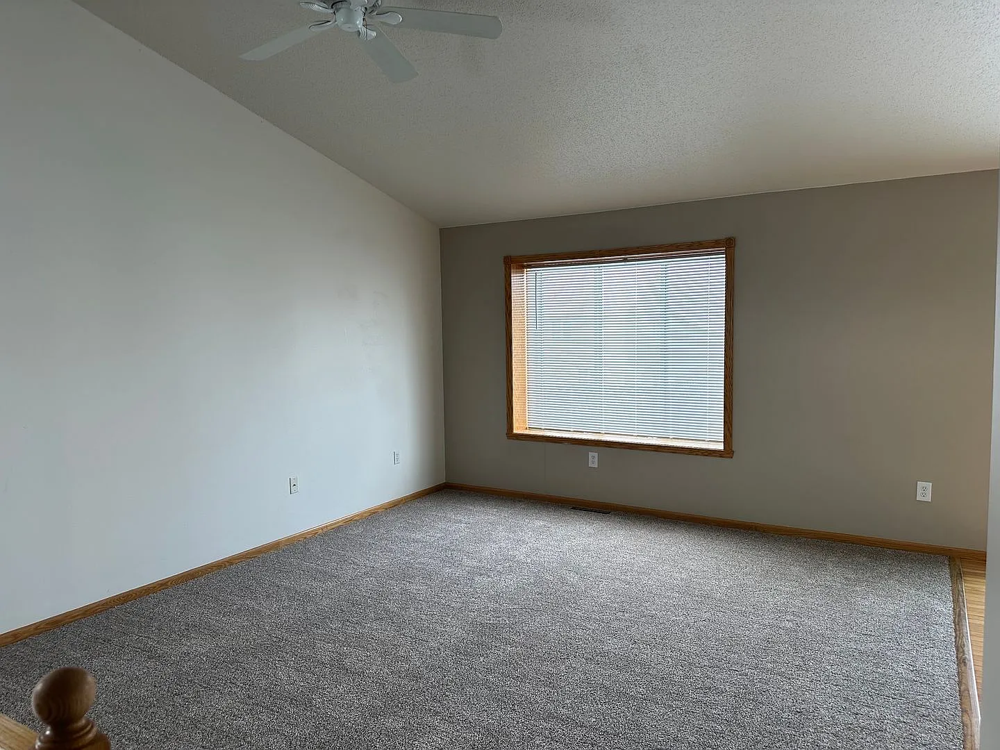Comfortable 3-Bedroom with Garage & Fenced Yard for Rent — Photo 3