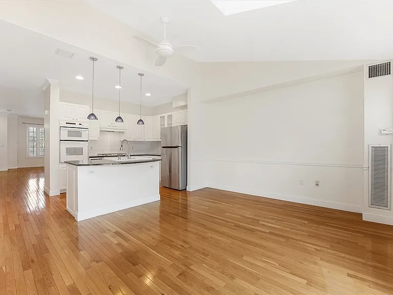 55 Chelsea St #55 — Photo 4
