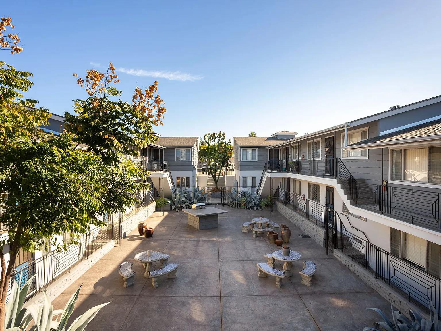 Talmadge Pacific Apartments — Photo 1