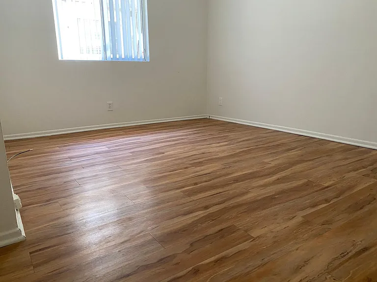 15204 Dickens St — Photo 10