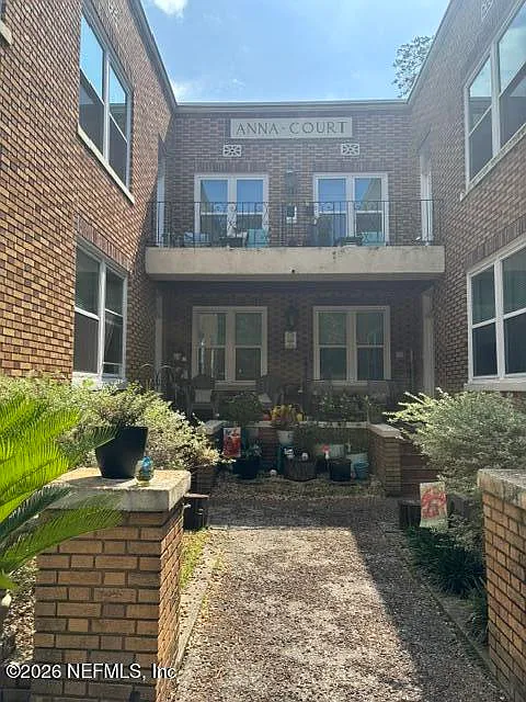 1 bed, 1.0 bath, 880 sqft, $1,200 — Photo 1