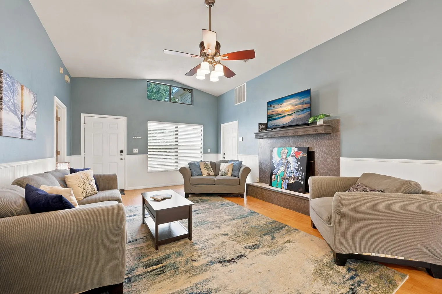 3 bed, 2.0 bath, 1291 sqft, $3,317 — Photo 2