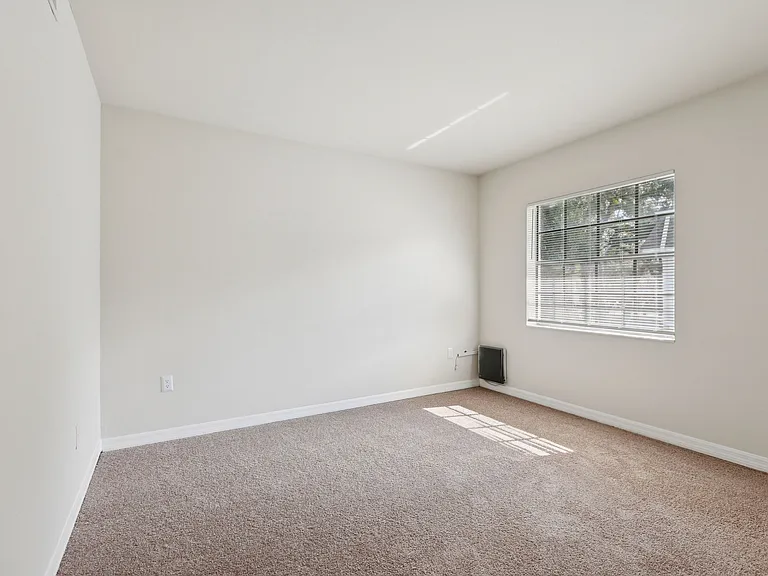 Greenwich Commons Apartment Homes — Photo 17