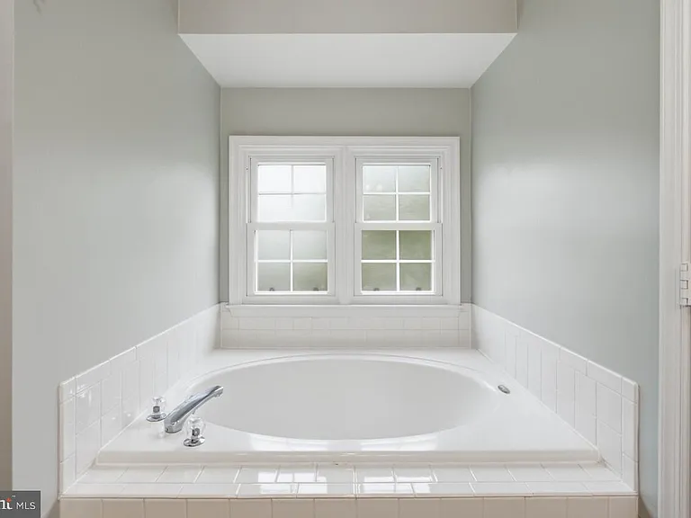 7035 Kings Manor Dr — Photo 38