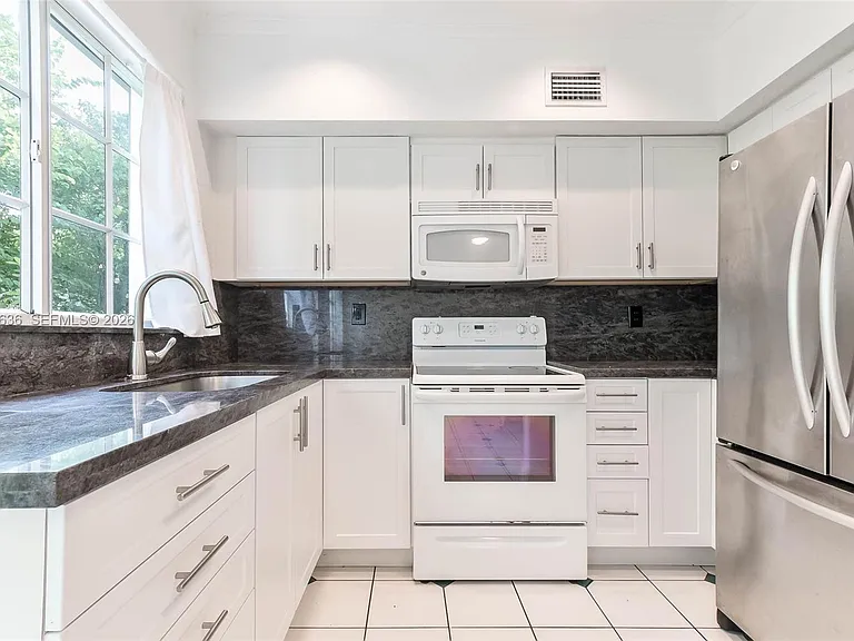 21 Madeira Ave #18 — Photo 6