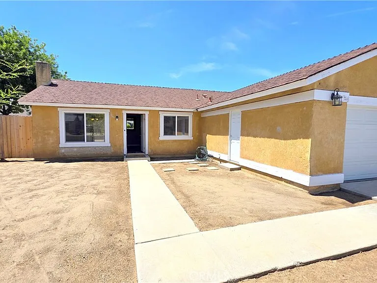 1546 Clock Ave — Photo 2