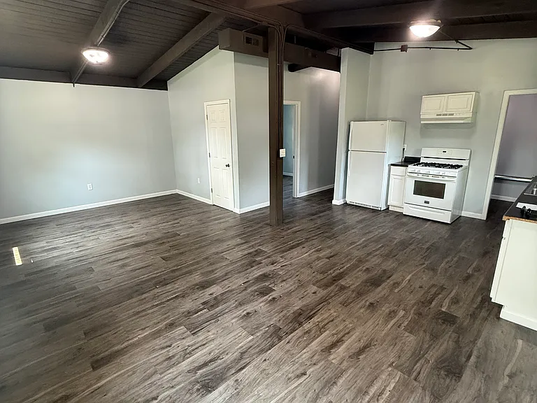 612 E 47th Pl — Photo 1