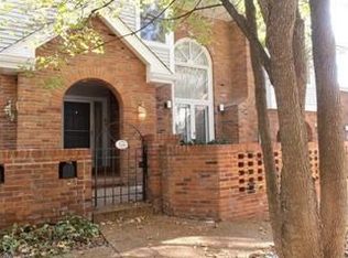 4 Country Club Ter, Saint Louis, MO