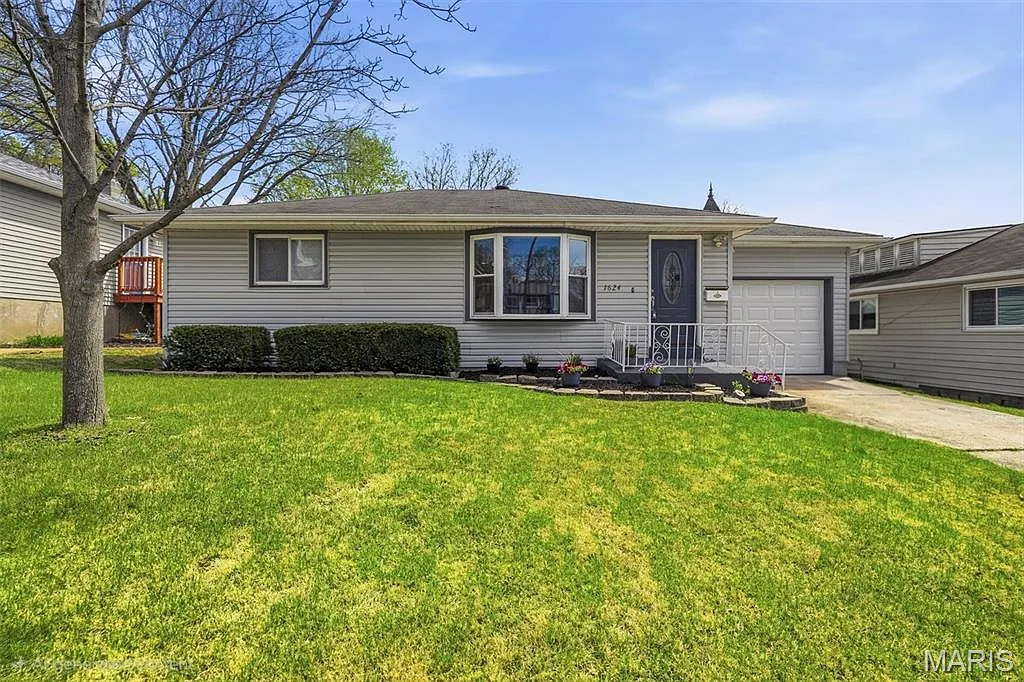1624 Forest Ave photo 1
