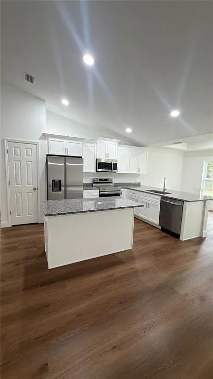 3 bed, 2.0 bath, 1559 sqft, $2,300 — Photo 3