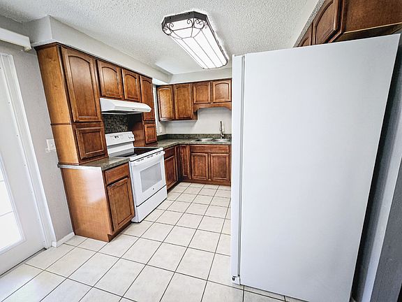 4th image of 1402 N Bracewell Dr