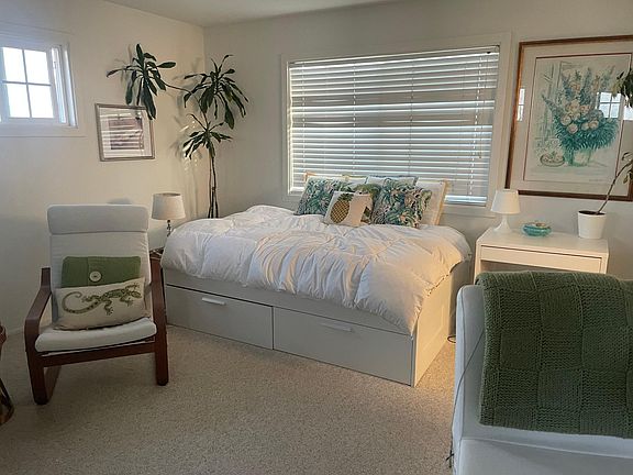 Bright & comfortable bedroom space