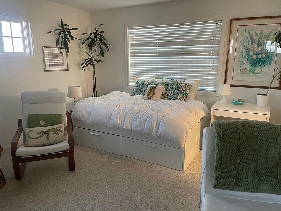 Bright & comfortable bedroom space