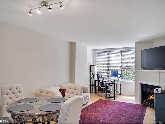 2nd image of 851 N Glebe Rd APT 402