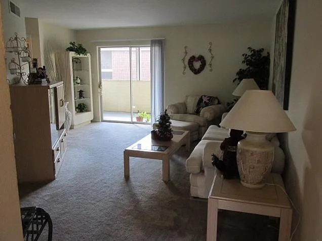 Meridian Apartments — Photo 6