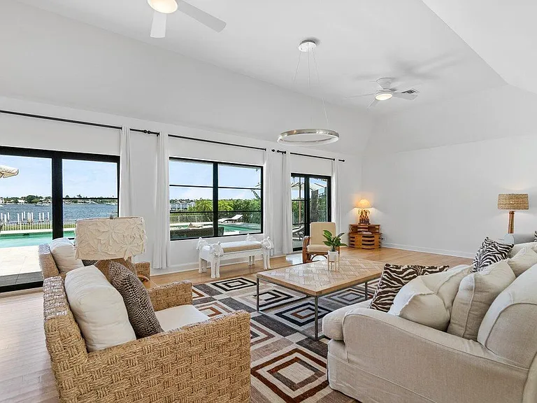 210 S Lake Dr — Photo 2