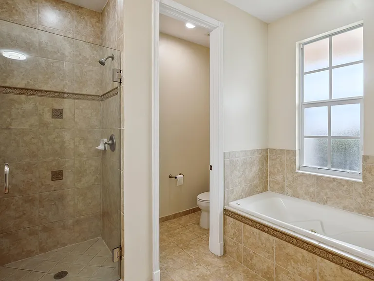810 NW 83rd Ln — Photo 14