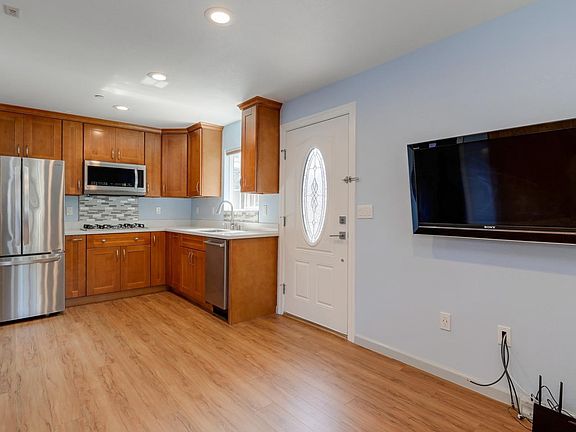 5th image of 580 Georgia Ave #A