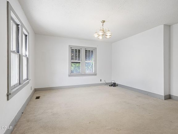 4th image of 528 W Spring St