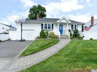 8 Cashaw Pl, Massapequa Park, NY 11762