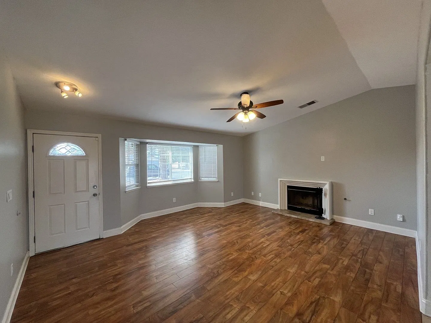 Beautiful Home In The Heart of Tehachapi — Photo 4