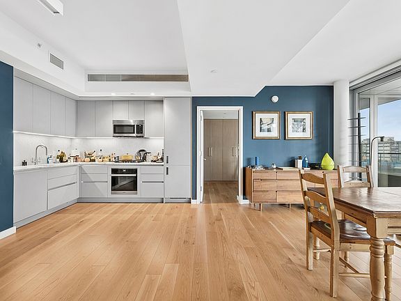 3rd image of 547 W 47th St Room 807