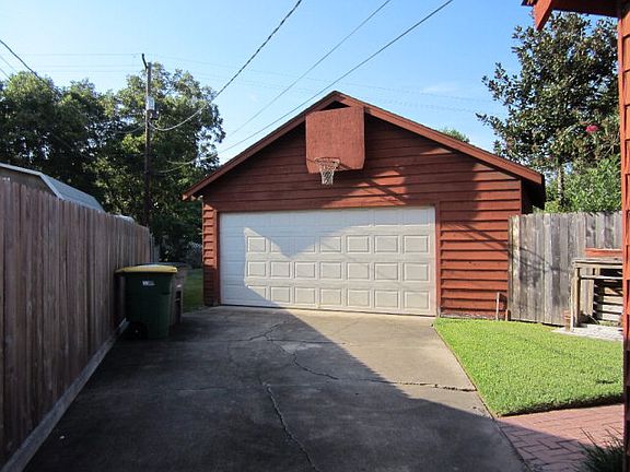 3rd image of 204 N Crescent Dr