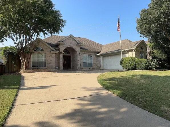 725 Herman Dr, Hurst, TX 76054