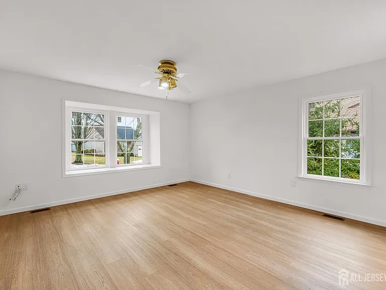 29 Hillsborough Dr — Photo 12