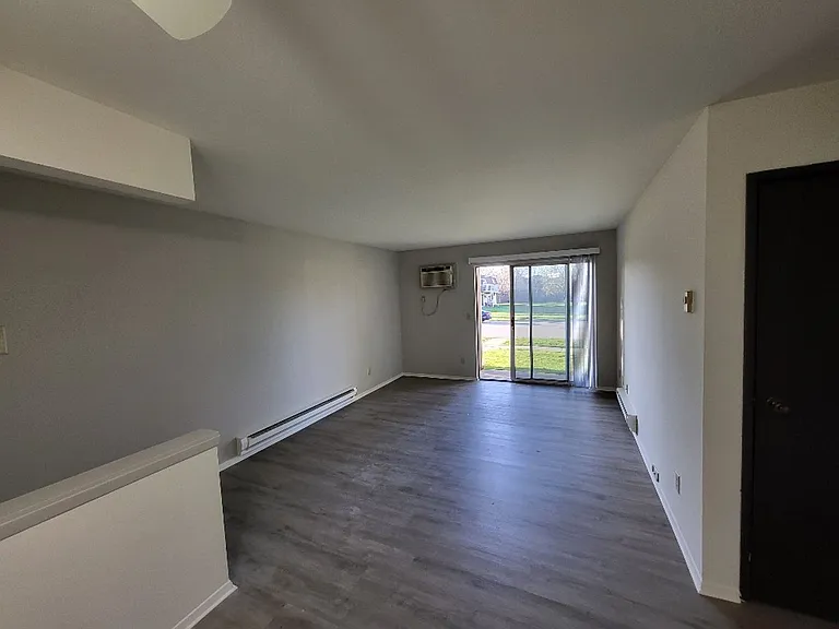 1323 Meadowcreek Dr — Photo 2
