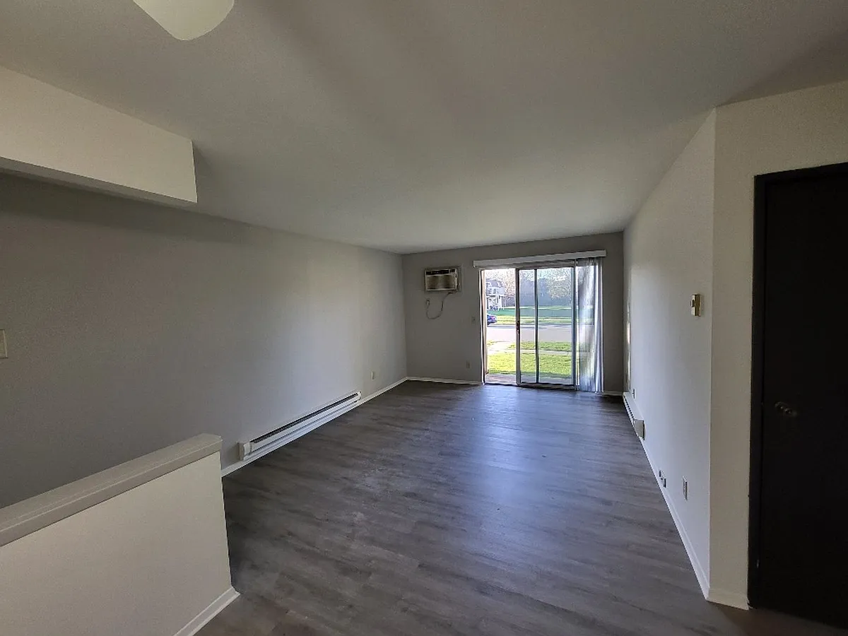 Building Photo - 1323 Meadowcreek Dr