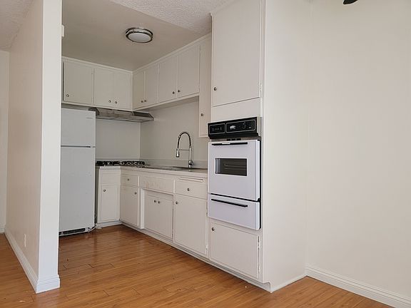 2nd image of 827 S Saint Andrews Pl #6
