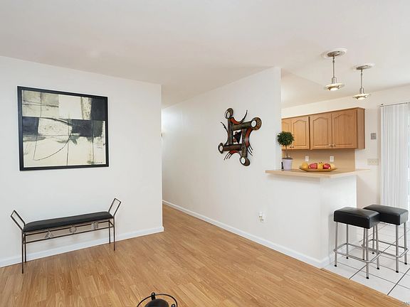 3rd image of 511 Sunnyside Ave