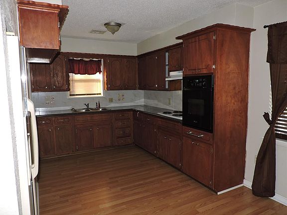 4th image of 5805 NW Elm Ave