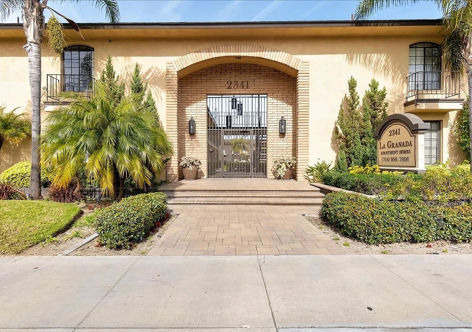 LA GRANADA APARTMENTS — Photo 2