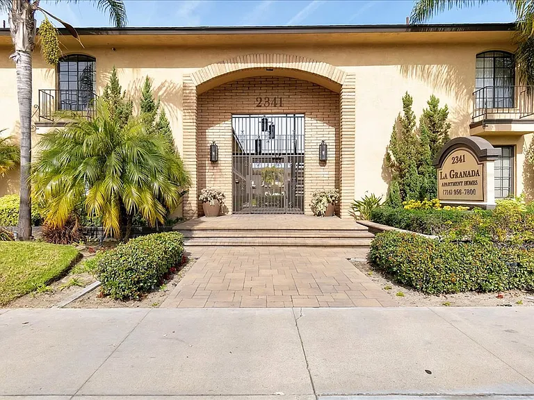 LA GRANADA APARTMENTS — Photo 2