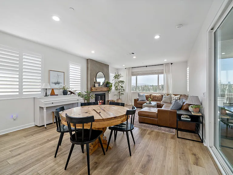 Dining room area between kitchen & family room