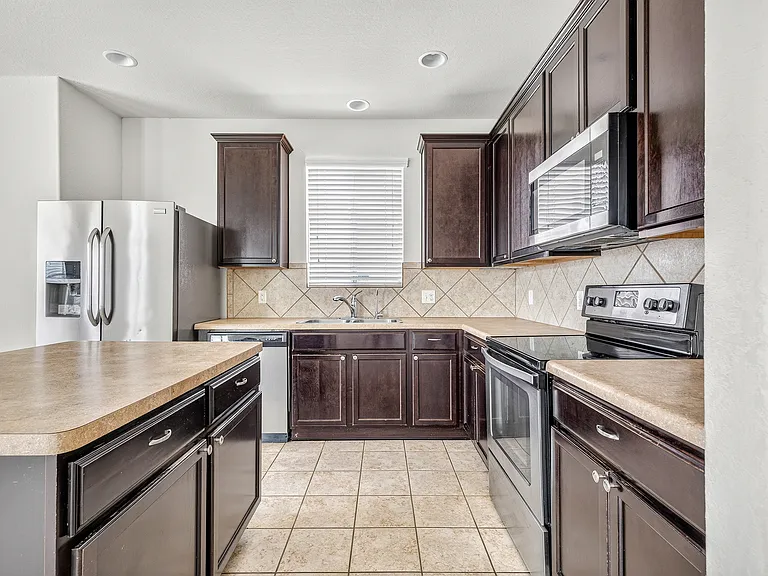 Kitchen w open floor plan